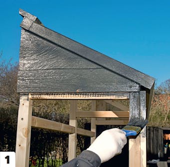 Väggväxthus bygga själv: Måla stommen Väggväxthus bygga själv: Måla stommen